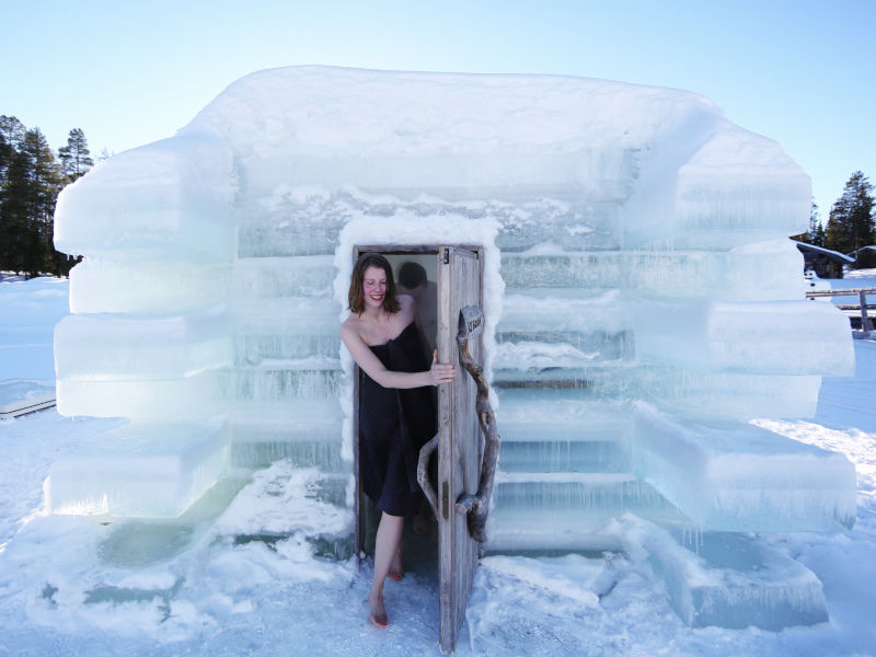 Frau beim Verlassen einer Eissauna