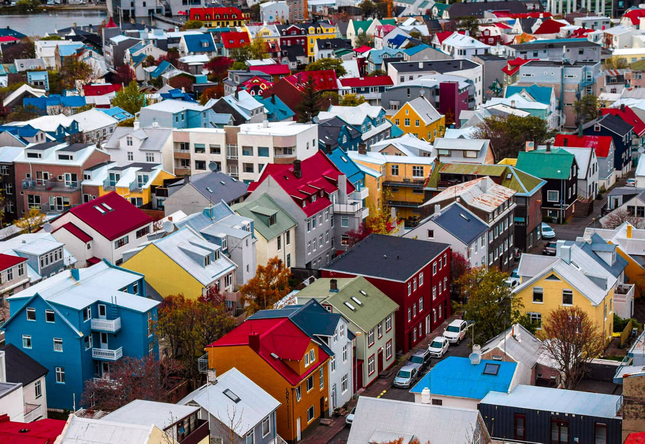 angehäufte bunte Häuser der Stadt Reykjavik
