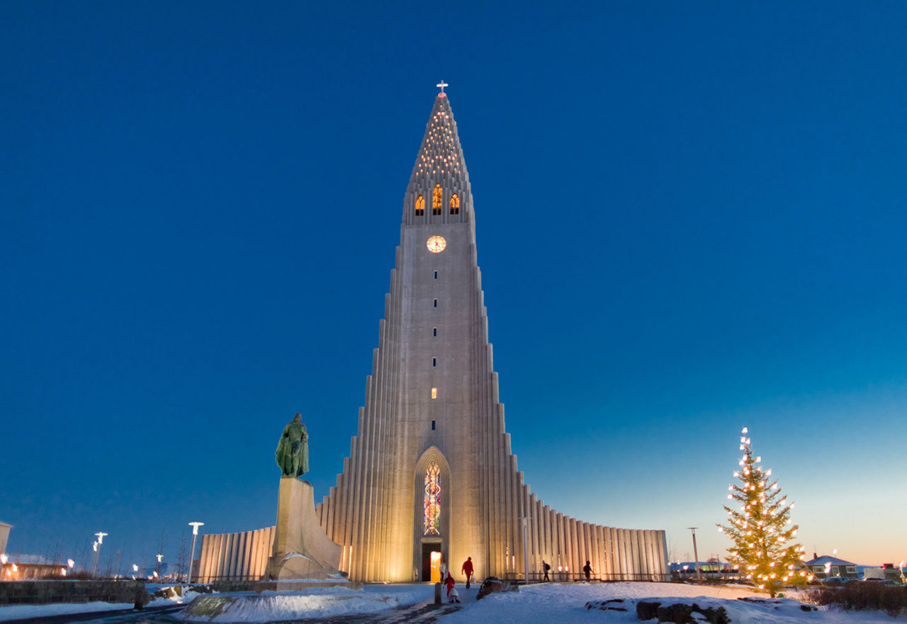 schön beleuchtete Kirche in der Nacht
