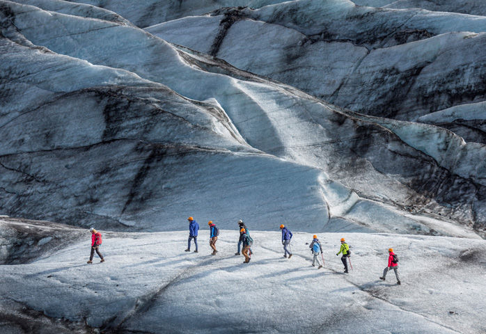 Personen auf einer Gletscherwanderung
