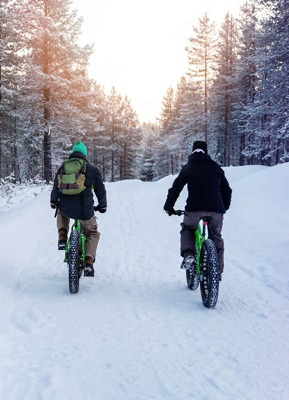 Zwei Männer auf Fat Bikes im Schnee