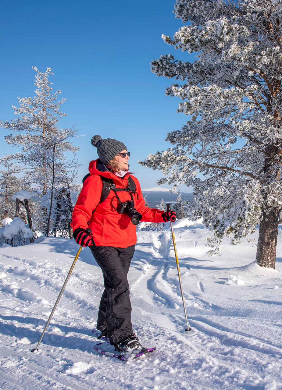 Frau beim Schneeschuhwandern