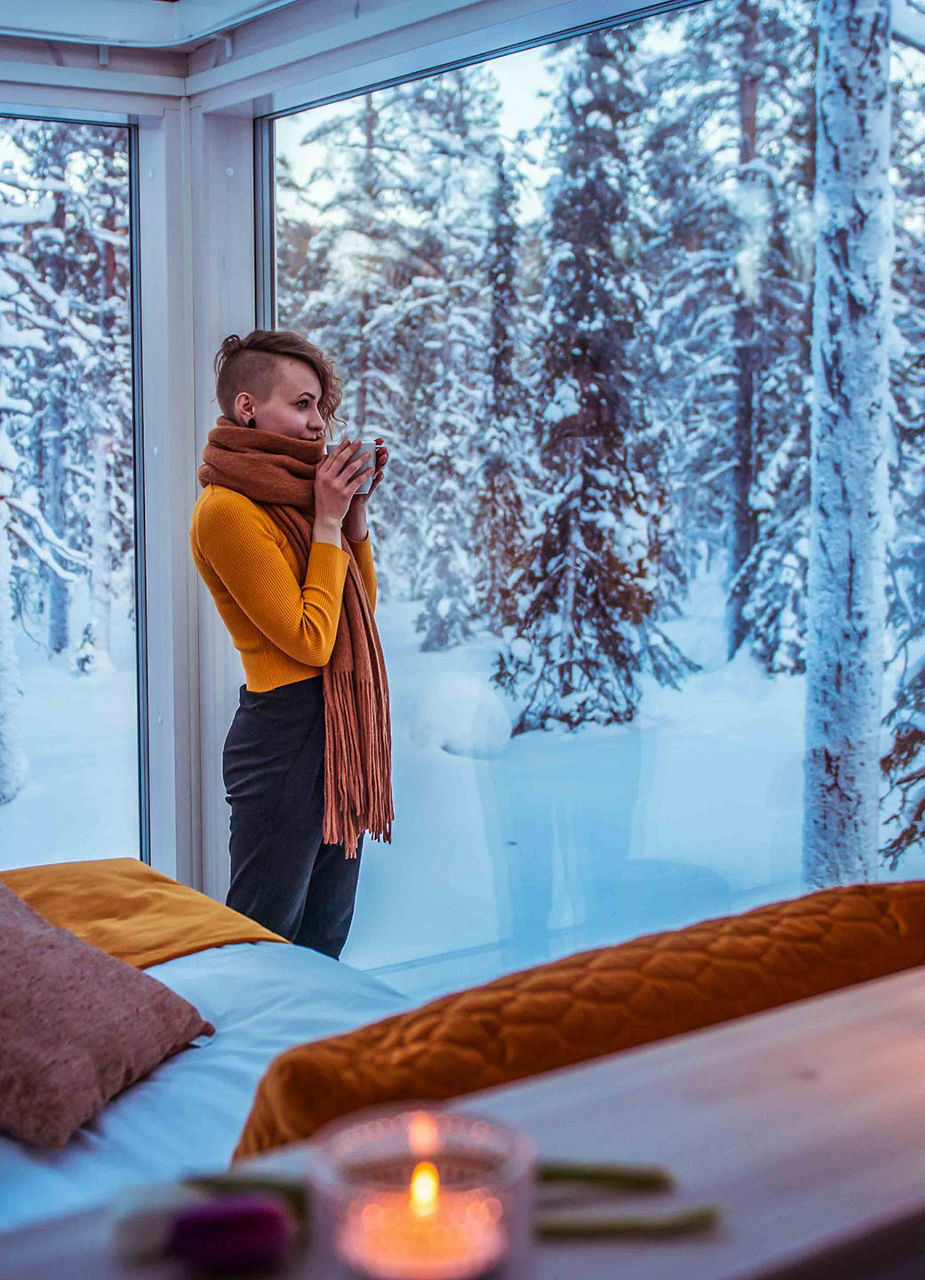 Fraum in einer Arctic Skylight Lodge