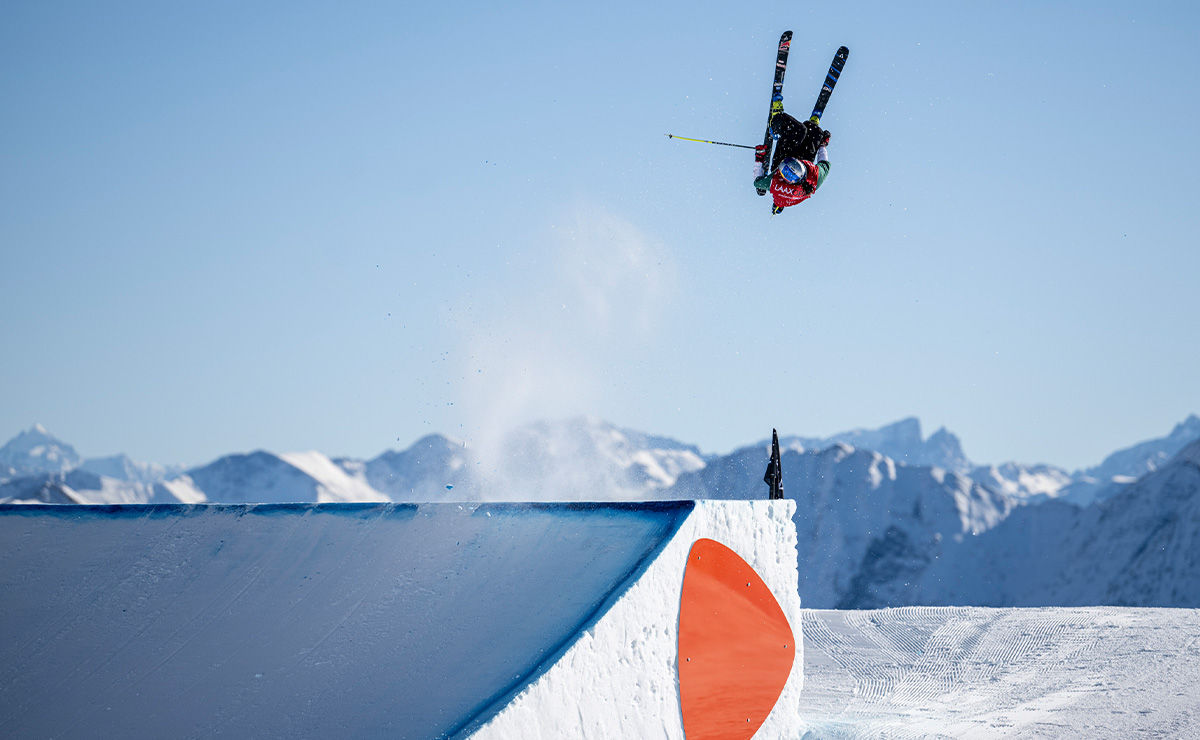 Skifahrerin in der Luft