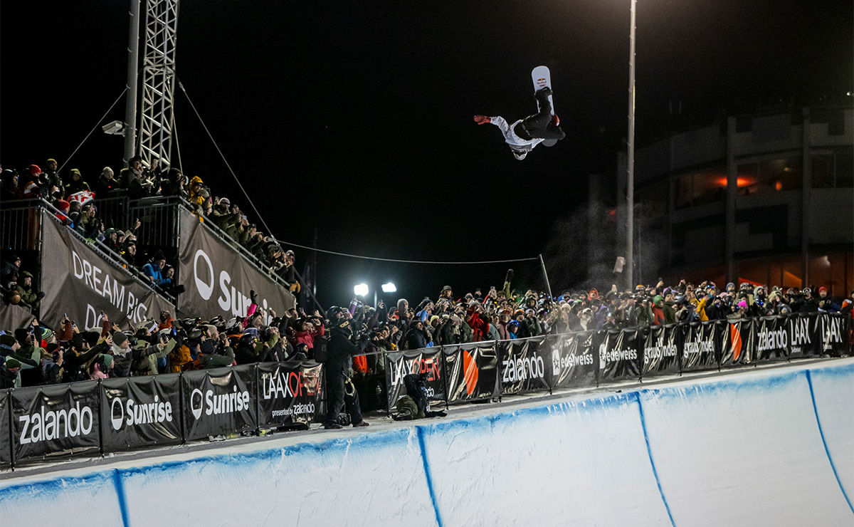 Snowboarder in einer Halfpipe