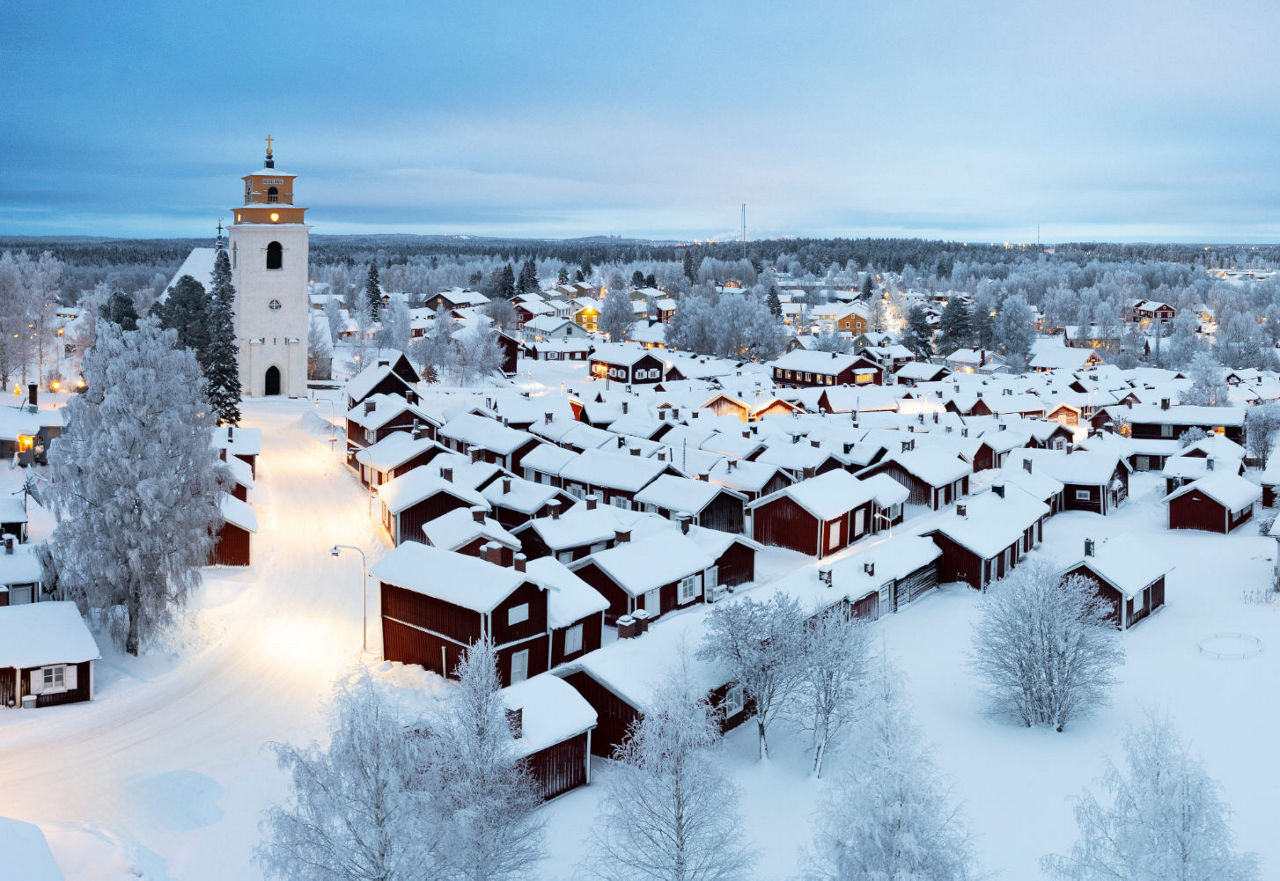 Panorama-Luftaufnahme der Kirchenstadt Gammelstad im Winter in der Abenddämmerung
