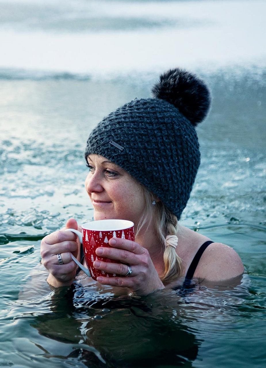 Frau beim Eisbaden