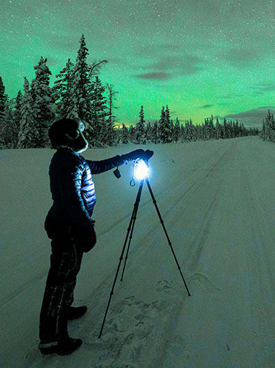 Mann fotografiert Nordlichter