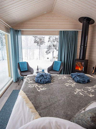 Schlafbereich mit Kamin Sörbyn Lodge