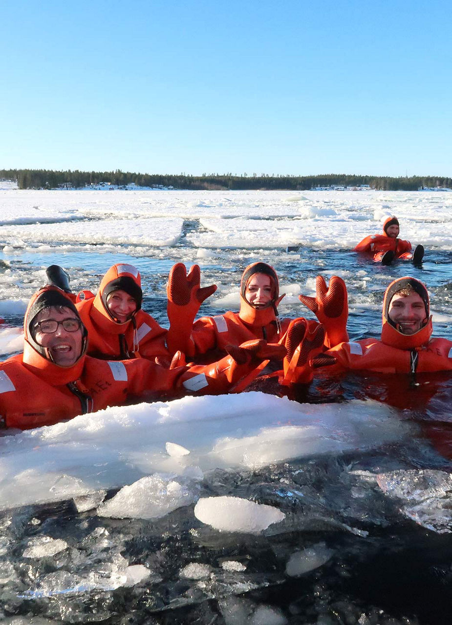 Gruppe beim Icefloating