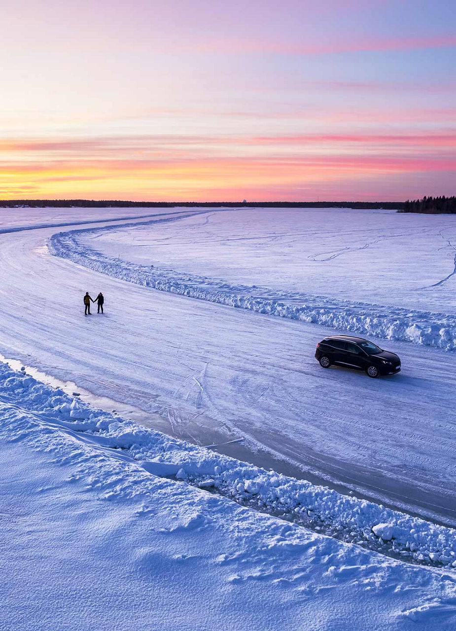 Eine Iceroad bei Sonnenuntergang