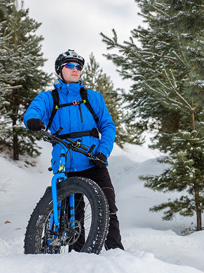 Junger Mann mit fatbike