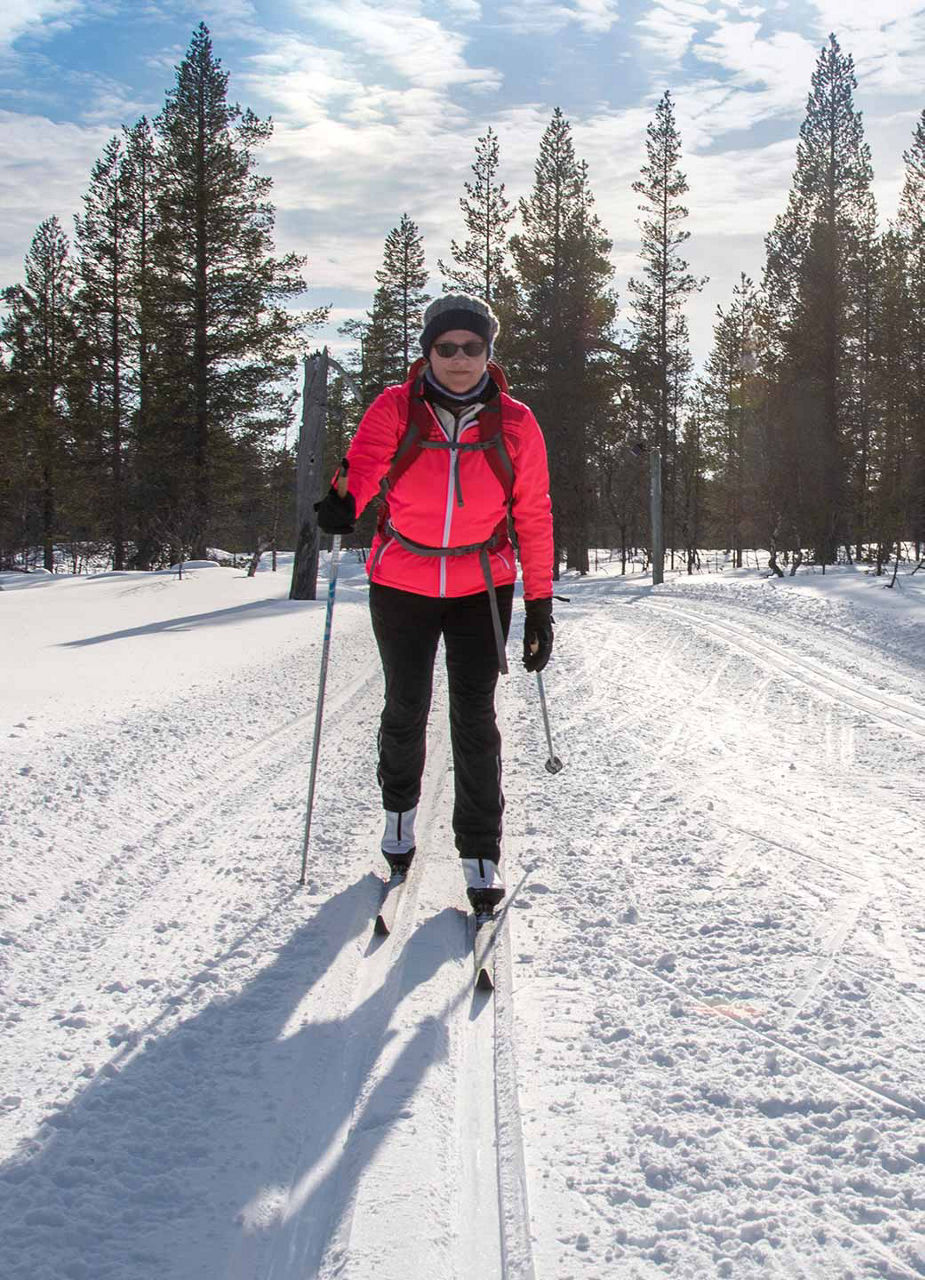 Frau beim Skilanglauf