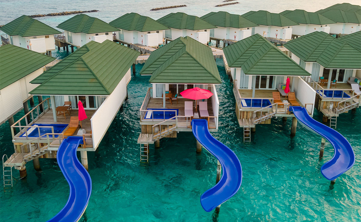 Water Villa mit Wasserrutsche und Pool