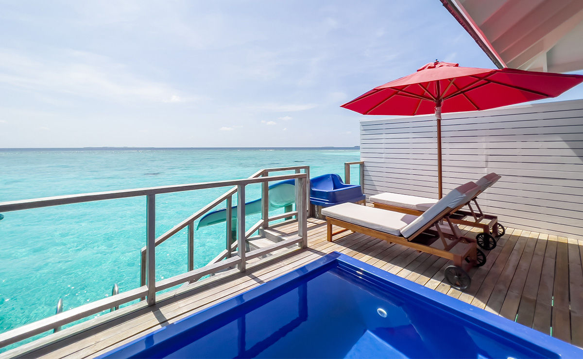 Terrasse mit Wasserrutsche, Pool und Blick auf das Meer