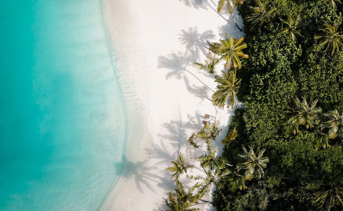 Strand und Meer aus der Vogelperspektive
