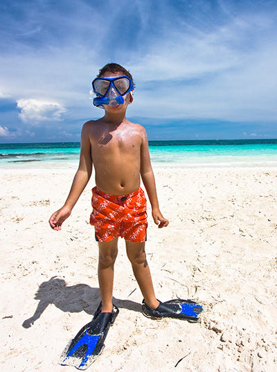 Junge am Strand, Schnorcheln