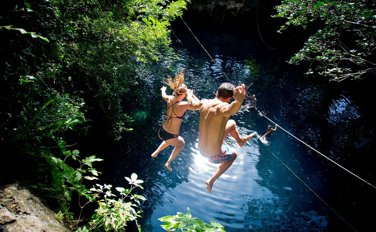 Sprung in eine Cenote