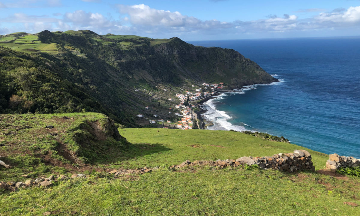 Rennvelo Madeira Meerblick Natur Felsen