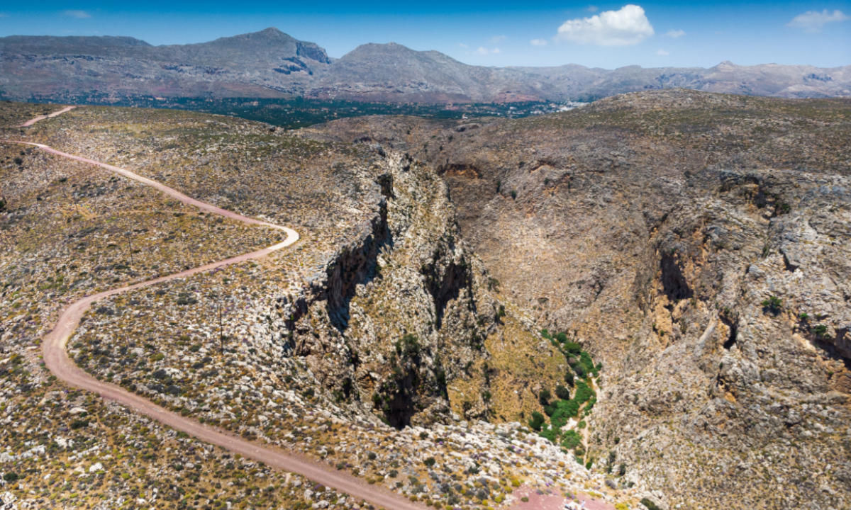 Rennvelo Kreta Ausblick Felsen Landstrasse