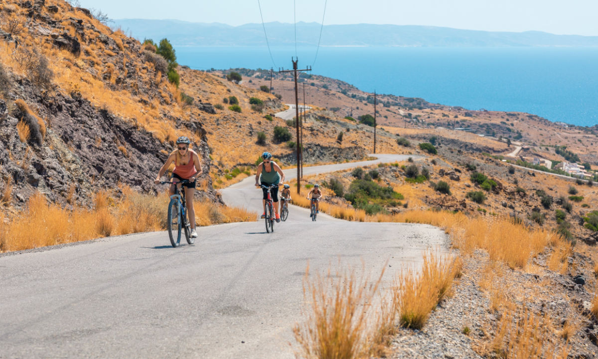Rennvelofahrer auf Kreta Tigania-Plateau Aussicht Strasse