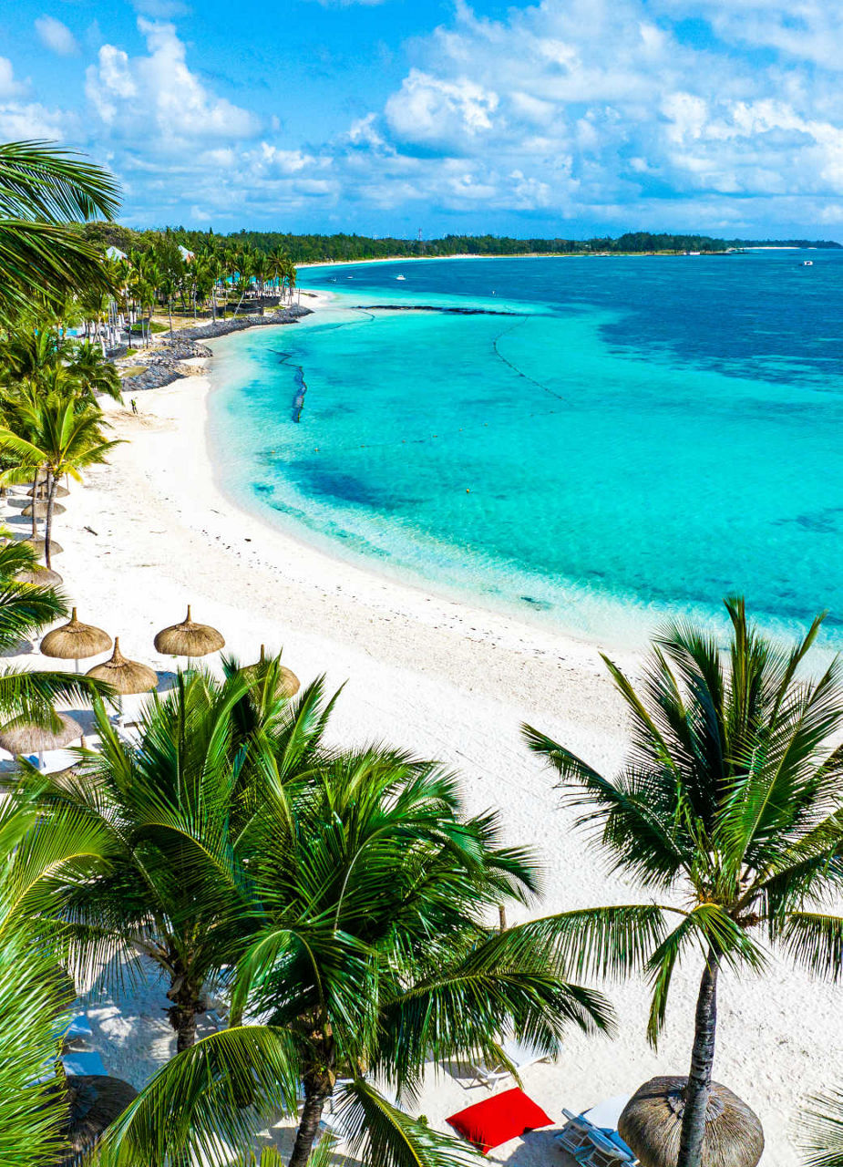 Blue sea and white sand on Ils aux Cerf