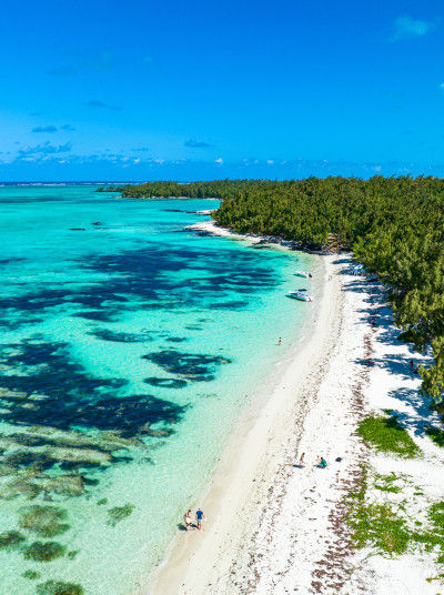 Long beach walks on Ils aux Cerf