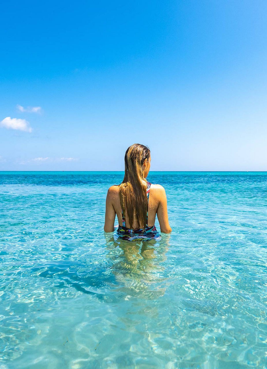 Junge Frau im Wasser
