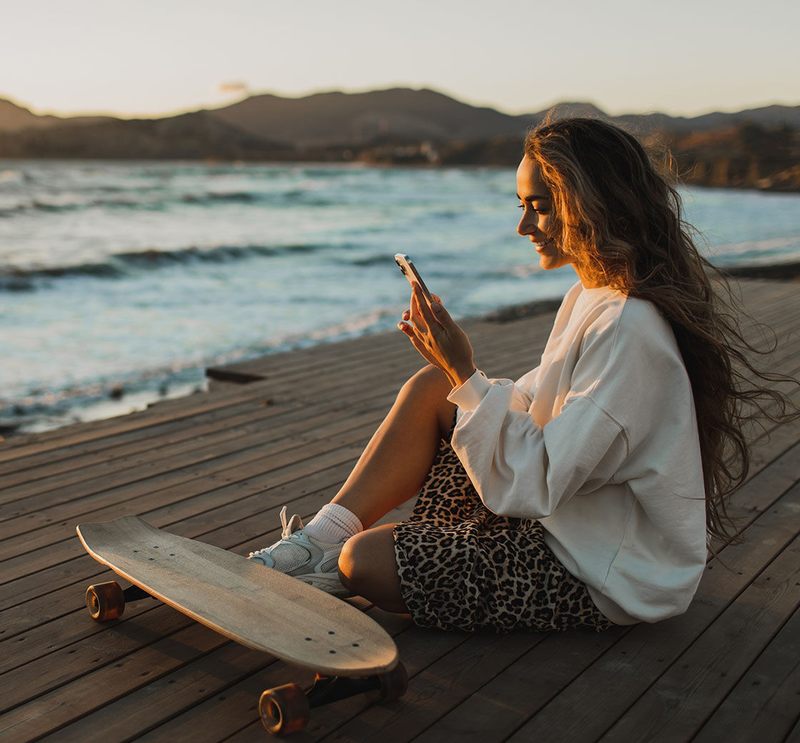 Frau am Meer sitzend