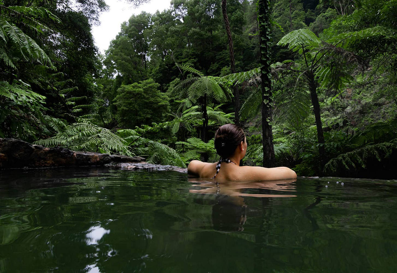 Femme dans une piscine naturelle à Ponta Delgada