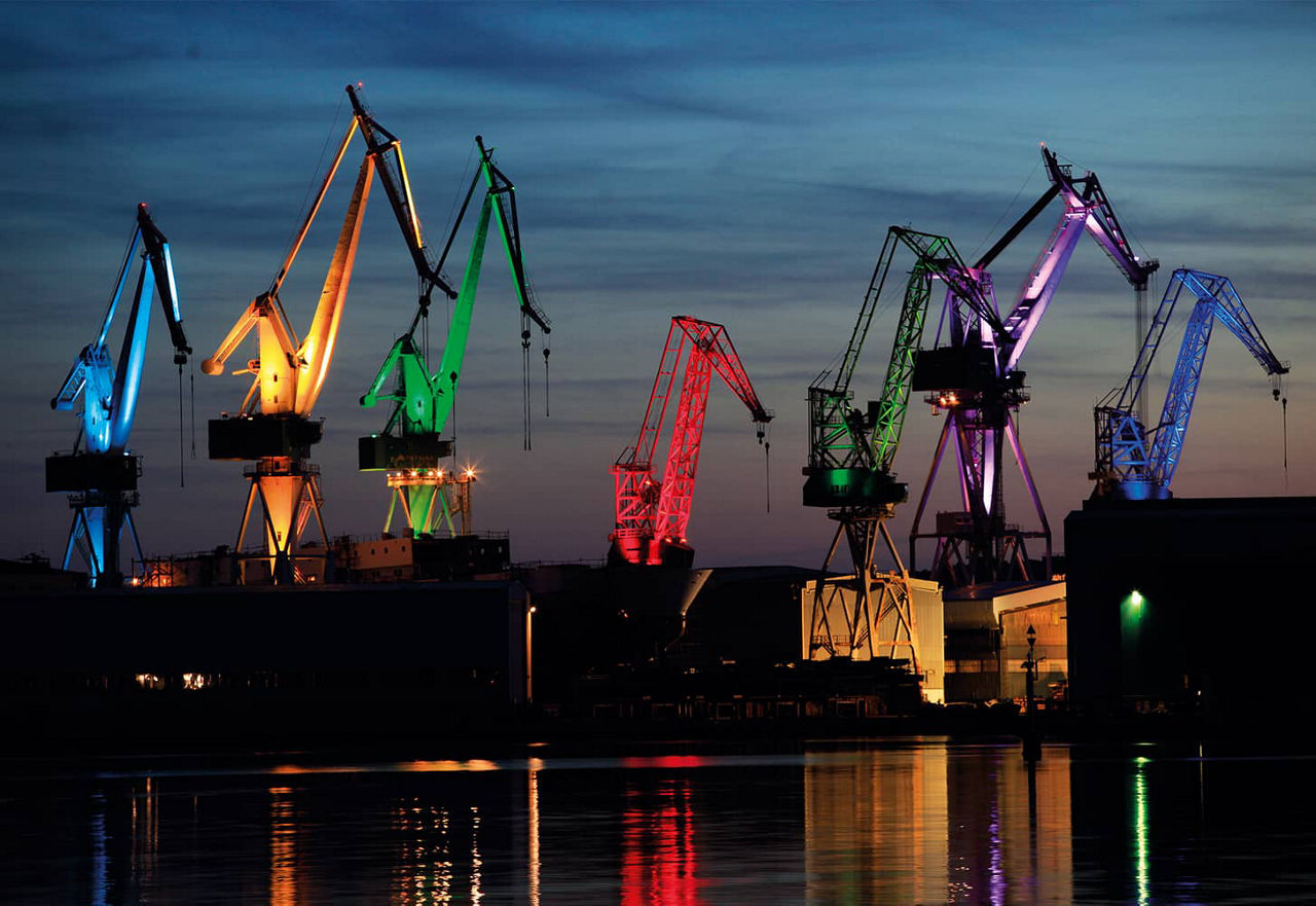 Grues éclairées dans le port