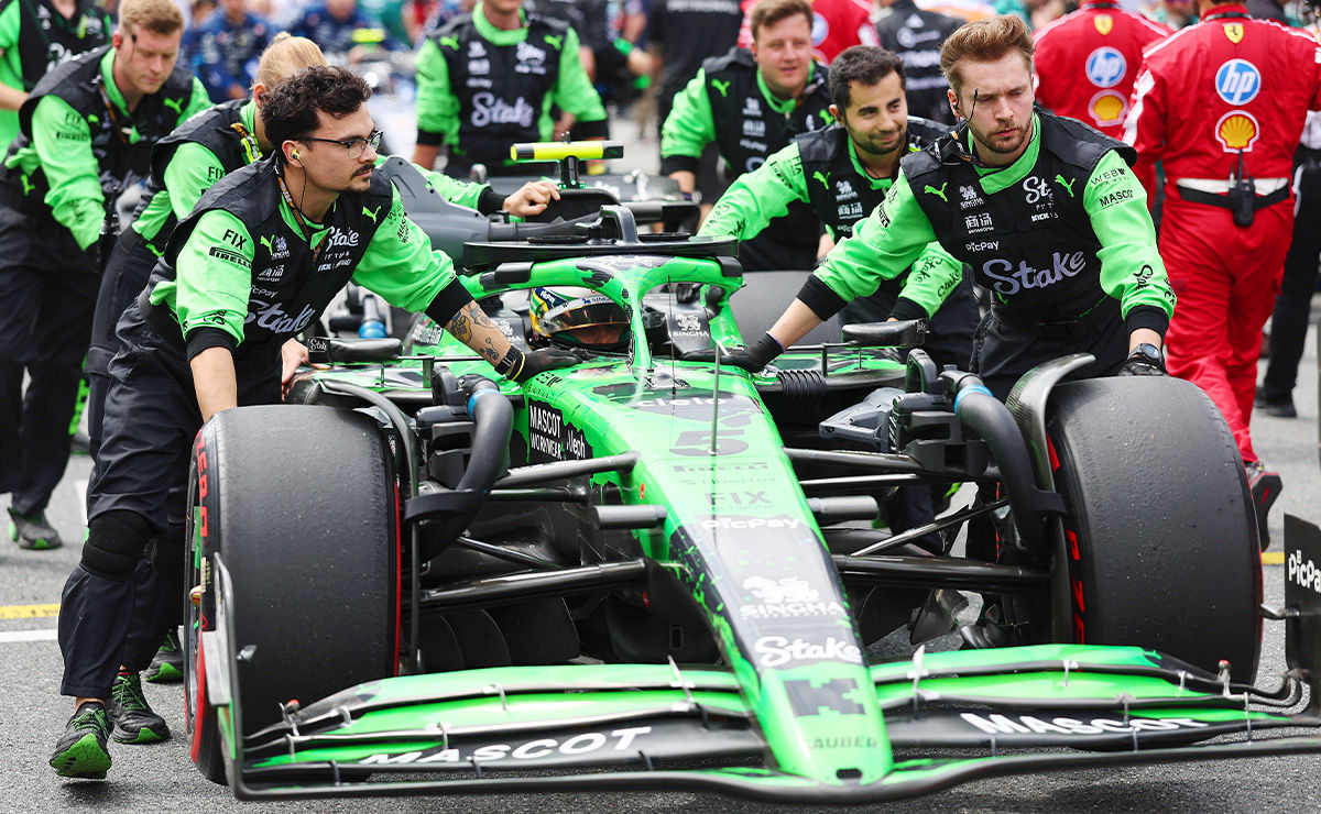 Formel 1 Auto und Crew