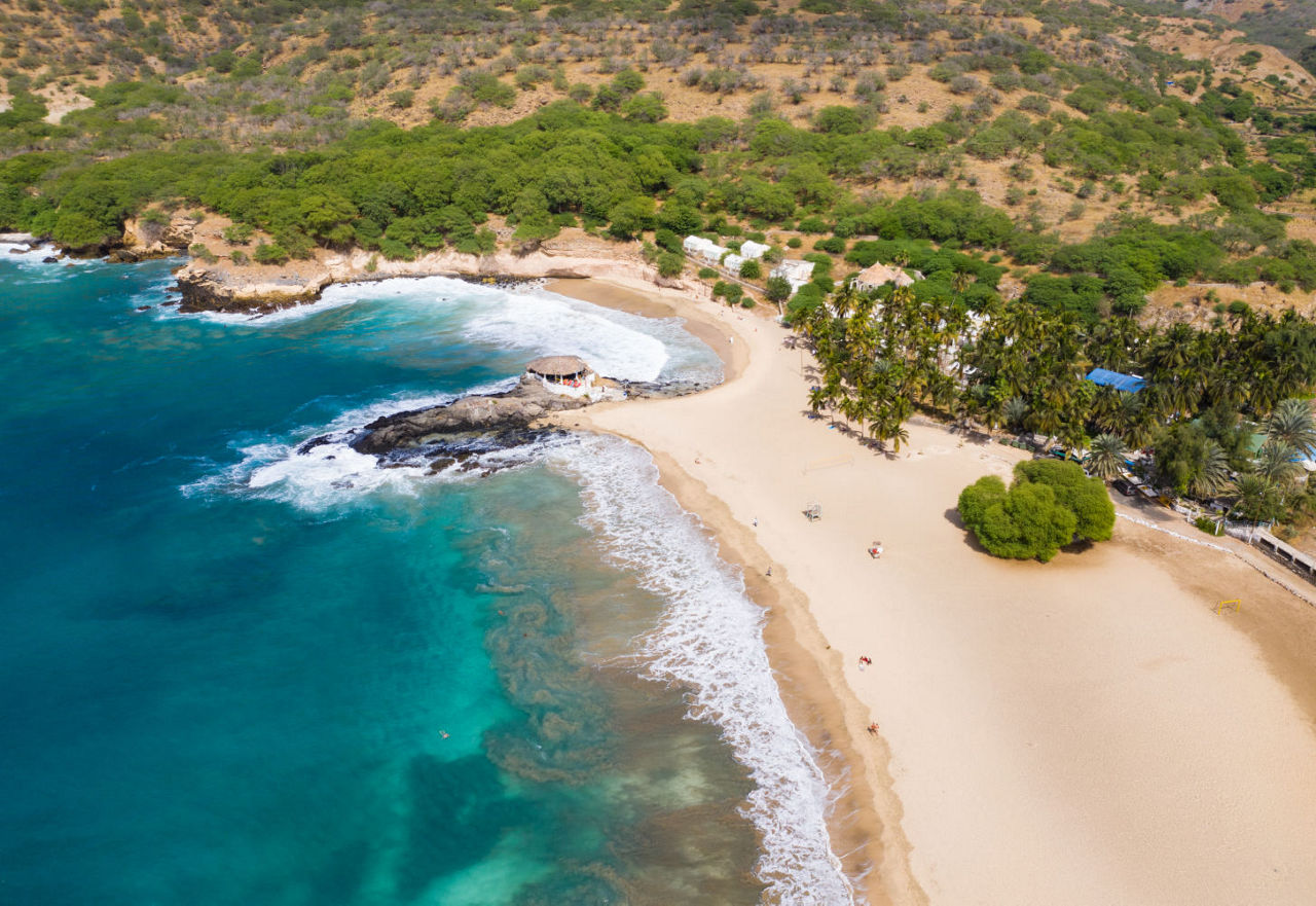 Luftaufnahme des Strandes Tarrafal auf der Insel Santiago in Kap Verde