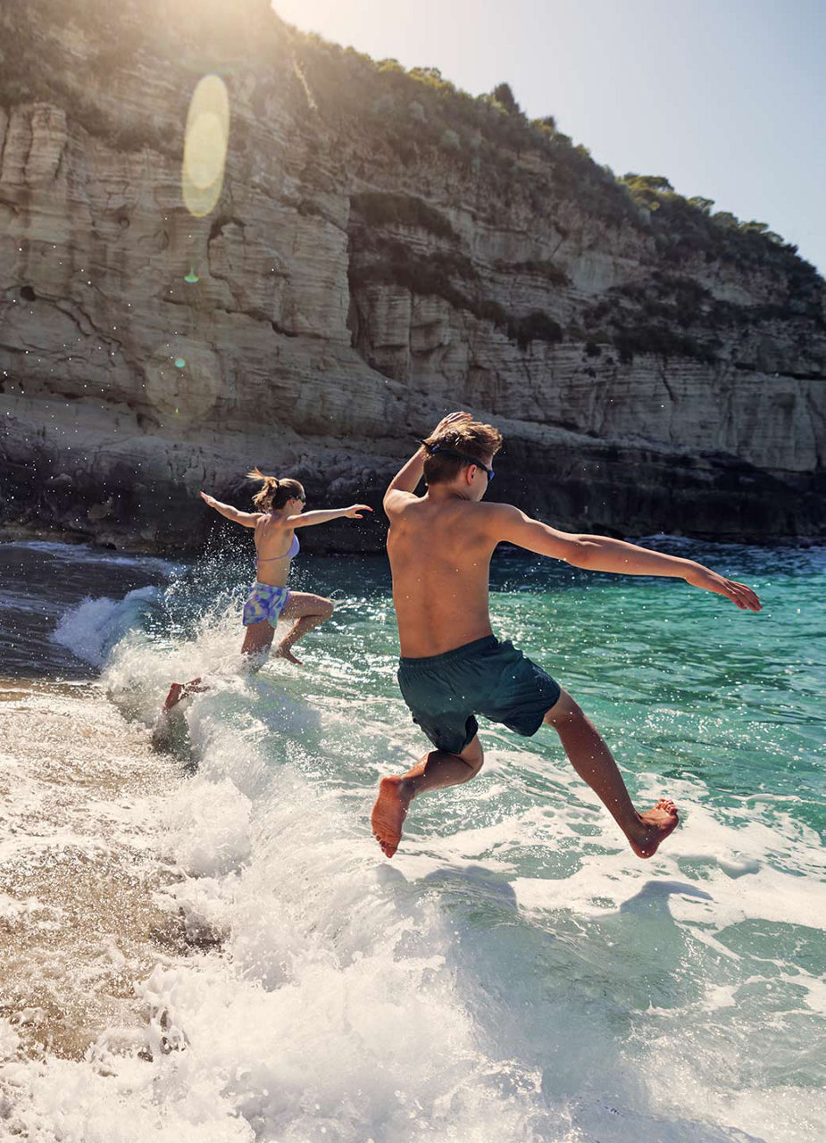 Enfants qui jouent sur la plage