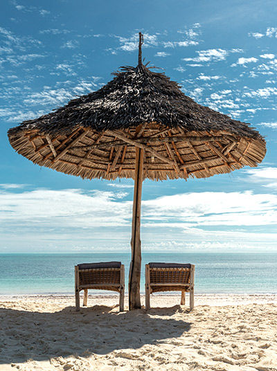Parasol en paille avec chaises longues