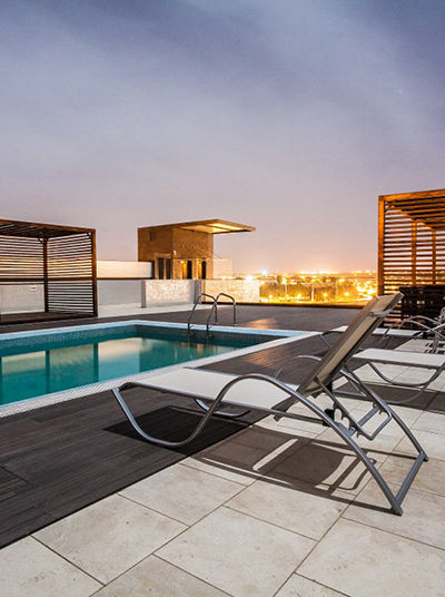 Espace piscine avec vue sur la ville