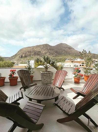 Terrasse avec vue sur les montagnes