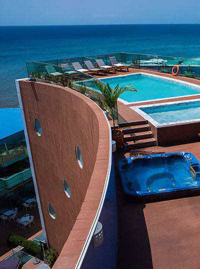 Piscine sur le toit avec vue panoramique