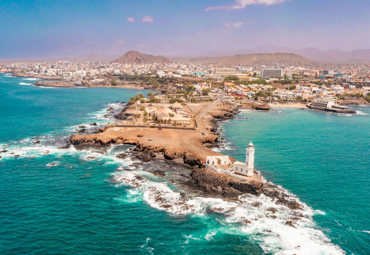 Luftaufnahme des Ufers des Praia de Santiago und des Leuchtturms Praia
