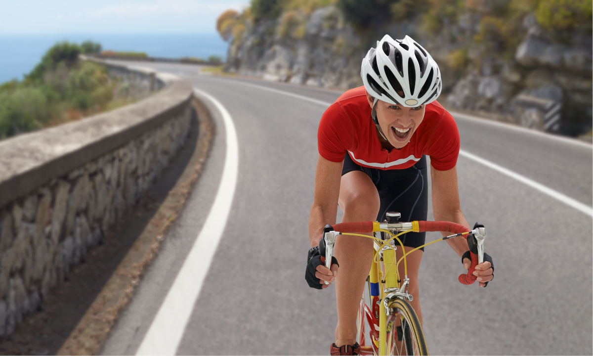 Cycliste sur route en Croatie