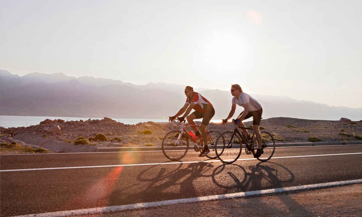 Cycliste sur route en Croatie – coucher du soleil