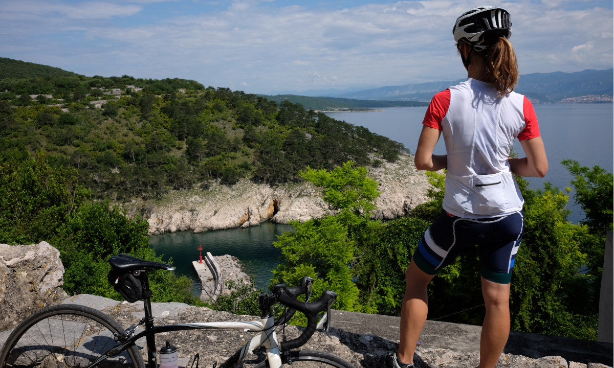 Cycliste sur route en Croatie