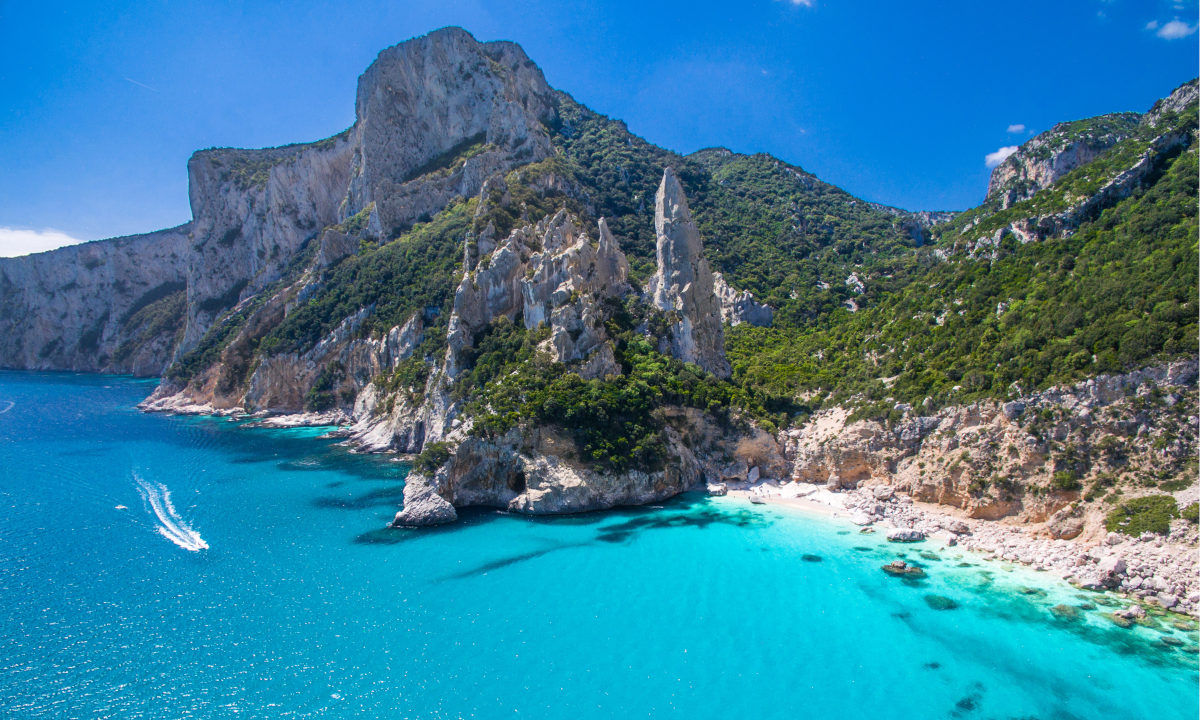 Road cycling on Sardinia rocks