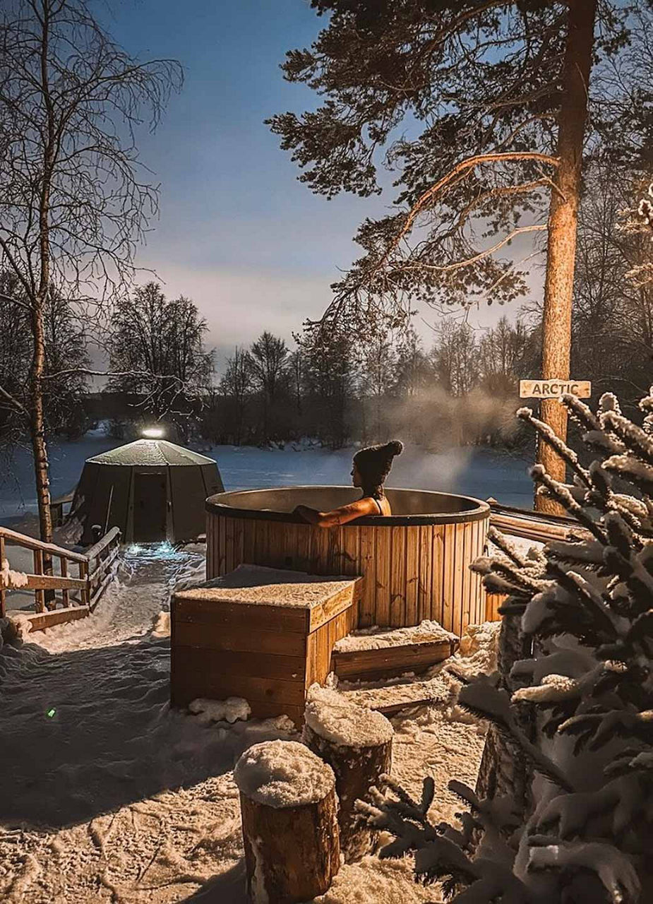 Aurora Hut Igloo with jacuzzi on the river