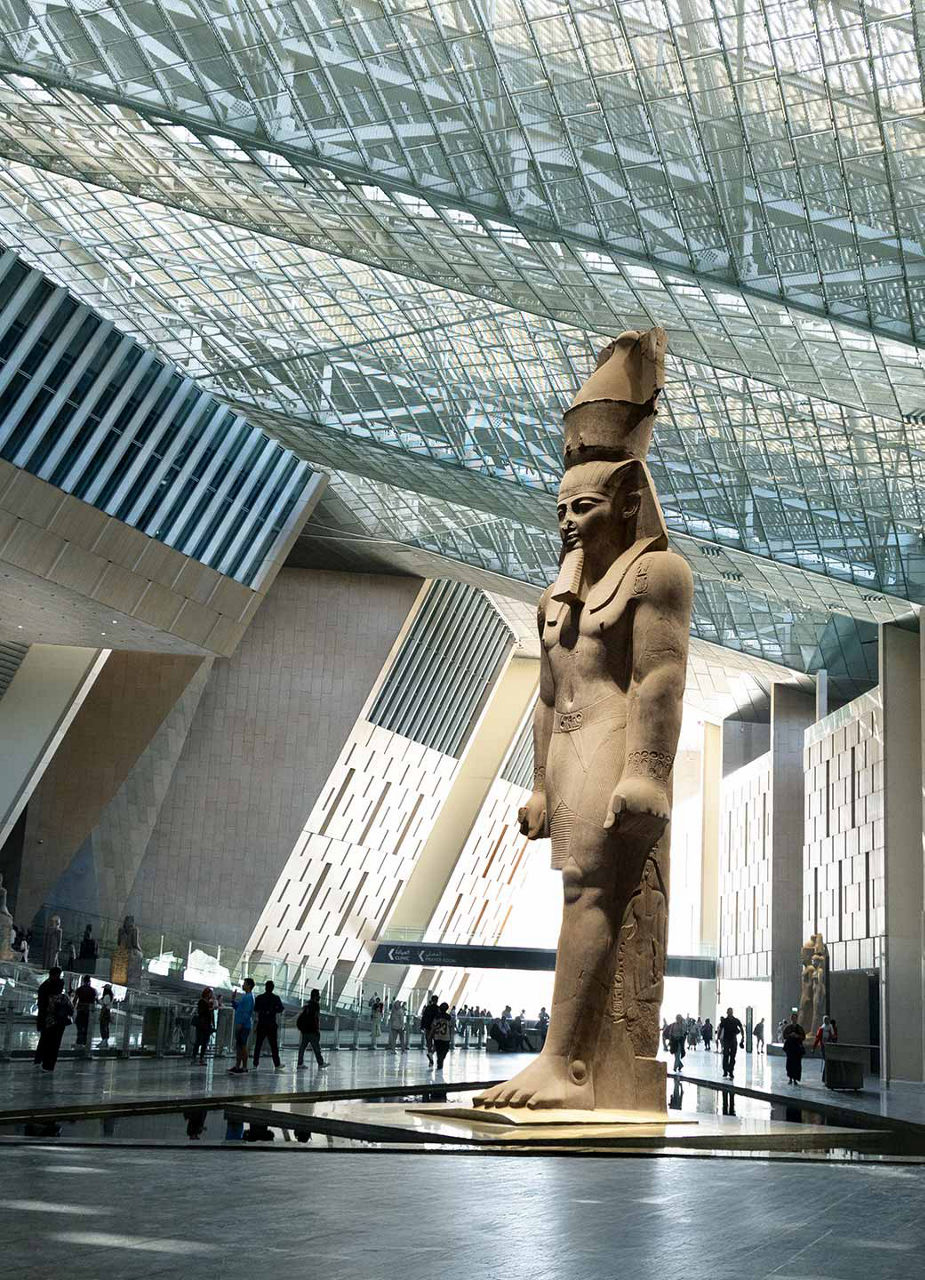 Grosse Halle im Grand Egyptian Museum in Kairo 