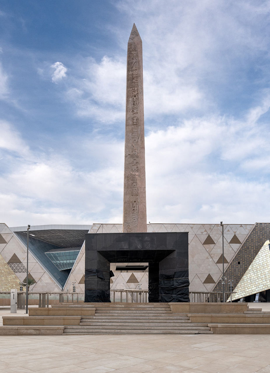 Erhöhte Obelisk vor dem Museum