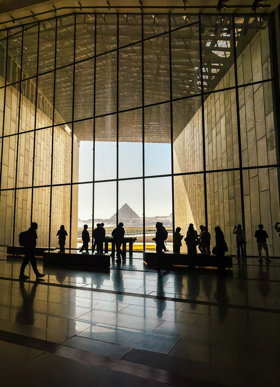 Blick aus dem Grand Egyptian Museum auf die Pyramiden