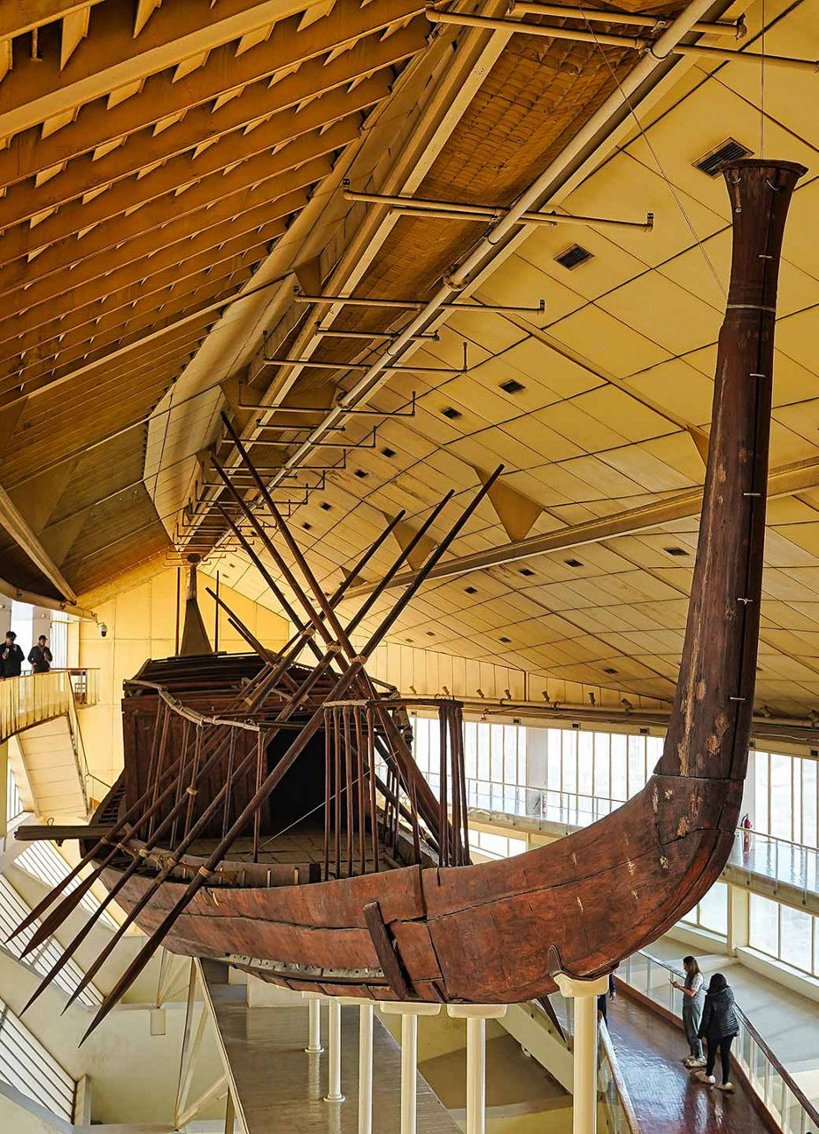 Sonnenbarke im Grand Egyptian Museum ​