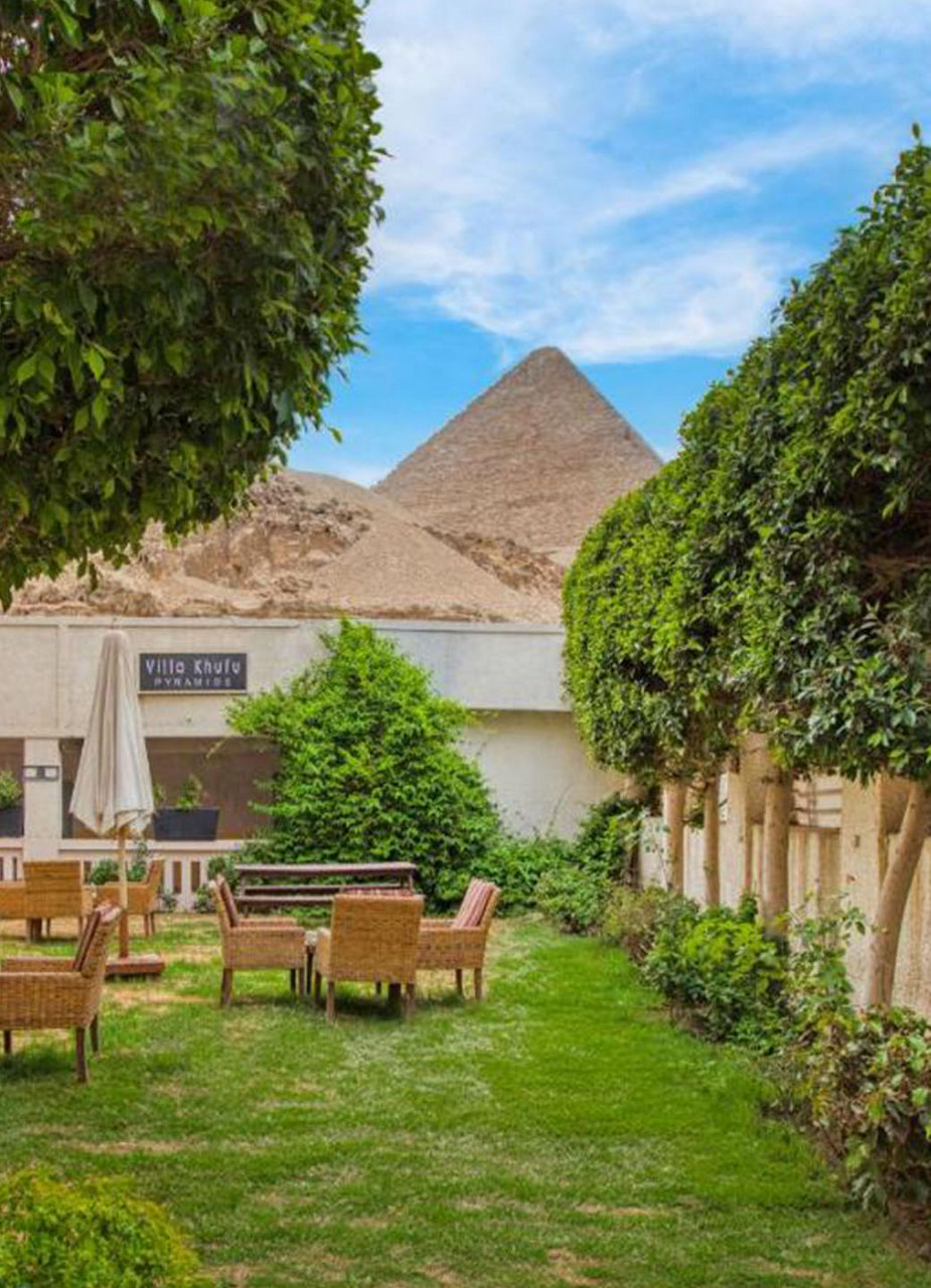 Garten mit Aussicht auf die Khufu Pyramide