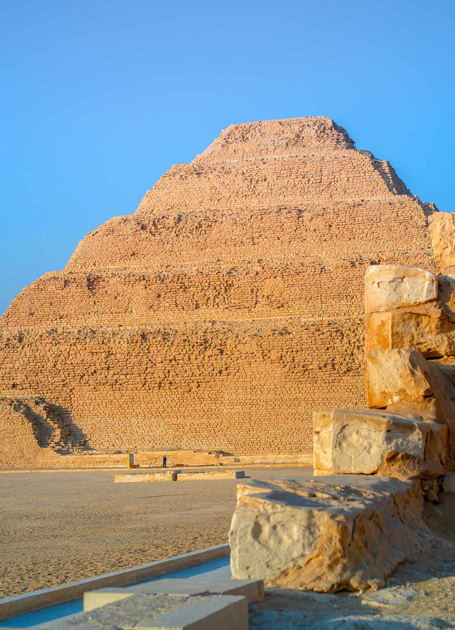 Die Stufenpyramide mit Nebengebäuden